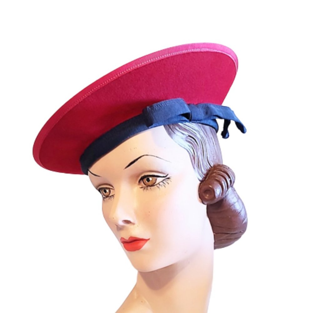 1940s Vintage Bright Red Felt Round Brimmed Tilt Hat Saucer Shape With Navy Trim